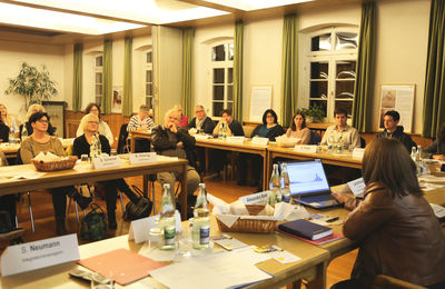 Amtsleiterin Alexandra Roth (vorne, rechts) informierte Mitglieder des Kommunalen Netzwerks Integration im Ortenaukreis in Appenweier ber aktuelle Themen der Zuwanderung im Landkreis.