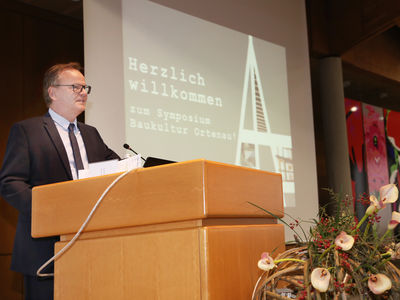 Landrat Frank Scherer begrte ber 100 Interessierte beim ersten Symposium Baukultur Ortenau im Landratsamt in Offenburg. Foto: LRA