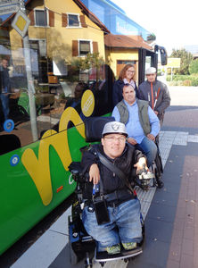 Nicolas Uhl, Inklusionsbeauftragter der Stadt Kehl, Rollstuhlfahrer Thomas Reichert, Anita Diebold, Behindertenbeauftragte des Ortenaukreises, und Stefan Rendler als Bezirksgruppenleiter des Blinden- und Sehbehindertenvereins im Ortenaukreis. Foto: LRA