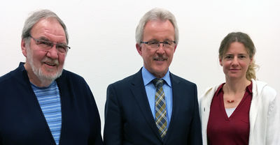 Der langjährige ehrenamtliche Geschäftsführer der Frühberatung im Ortenaukeis e.V., Ingolf Letsche (links), wurde von Georg Benz, Sozialdezernent des Ortenaukreises und 1. Vorsitzender der Frühberatung, im Beisein von Nachfolgerin Silke Mainl (rechts), kü