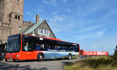 Die Freizeitbusse der Panorama- und der Naturerlebnislinie, die Fahrgste und deren Rder von Achern bzw. Oppenau zur Hornisgrinde bringen, wurden in der Saison 2018 von vielen Urlauber und Wochenendausflgler genutzt (Nachweis: RVS Sdwestbus GmbH).