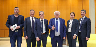»Daumen hoch« für die von Hitradio Ohr-Geschäftsführer Markus Knoll schlagfertig moderierte Talkrunde Ortenauer »Global Player«. V.l.n.r.: Markus Knoll; Landrat Frank Scherer; Geschäftsführer Nicolas Erdrich von der Unternehmensgruppe Erdrich Umformtechni