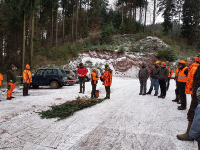 Teilnehmer der revierbergreifenden Jagd beim berreichen der sogenannten Brche an die erfolgreichen Schtzen. Foto: LRA