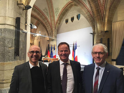 Auf Einladung von Bundeskanzlerin Merkel hat Landrat Frank Scherer (Mitte) heute der  Unterzeichnungszeremonie des neuen deutsch-französischen Freundschaftsvertrags im Krönungssaal des Aachener Rathauses beigewohnt. Links: Frédéric Bierry, Präsident des C
