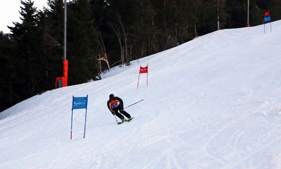 Landrat Frank Scherer im Zielschuss der 500 Meter langen Riesenslalomstrecke am Skilift Seibelseckle.