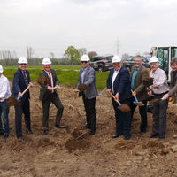 Mit dem ersten Spatenstich erffneten gestern Klaus Muttach, Michael Welsche, Hans Jrgen Morgenstern und Frank Scherer die Arbeiten fr den neuen Radweg zwischen Achern-Gamshurst und Rheinau-Memprechtshofen.