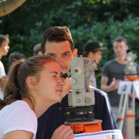 Vermessungsbung am Max-Planck-Gymnasium in Lahr. Schlerin an einem historischen Vermessungsinstrument; dahinter Vermessungstechniker Pascal Reichle.