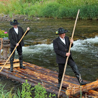 Landrat Frank Scherer (vorne) und Bürgermeister Thomas Geppert (hinten) auf Floßfahrt auf der Kinzig in Wolfach.