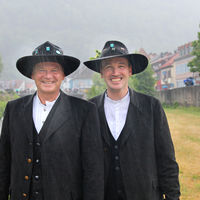 Dem Regen zum Trotz freuten sich Landrat Frank Scherer (l.) und Brgermeister Thomas Geppert (r.) ber eine gelungene Flofahrt.  Flo.