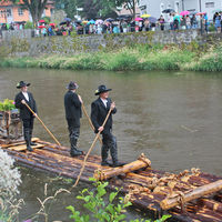 Über 20 Männer schipperten beim Wolfacher Floßhafenfest auf einem historischen Floß die Kinzig hinab.