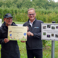 Verkehrsminister Winfried Hermann und Landrat Frank Scherer bei der berreichung der Goldenen Wildbiene am Rastplatz Kugeleck