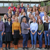 Die erfolgreichen Nachwuchskräfte des Landratsamts Ortenaukreis 2019 mit dem Ausbildungsverantwortlichen Bastian Oswald (vorne li.), Dezernentin Jutta Gnädig (vorne, 2. v.li.) und dem Personalratsvorsitzenden Joachim Haag (vorne re.)