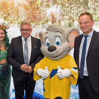 Tourismusminister Guido Wolf und Landrat Frank Scherer mit der Euromaus auf der Touristikmesse CMT in Stuttgart.