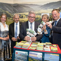 V.l.n.r. Tourismusminister Guido Wolf, Dorothea Strr-Ritter, Landrtin des Landkreises Breisgau-Hochschwarzwald und Landrat Frank Scherer am Messestand der Schwarzwald Tourismus GmbH.