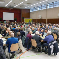 ber 400 Obstbauern hatten sich in der Achertalhalle zum 54. Waldulmer Obstbautag eingefunden.