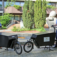 Timo Jäger und Julien Münchbach  von der Zentralen Organisation hoffen auf eine rege Nutzung der neuen Lastenfahrräder.