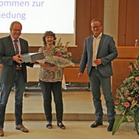 Landrat Frank Scherer (r.) verabschiedete Wolfgang Huber (l.), mit seiner Ehefrau Andrea (m.), nach 44 Jahren in den Ruhestand.