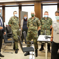 Landrat Frank Scherer und Gesundheitsamtsleiterin Evelyn Bressau mit drei der insgesamt 20 Bundeswehrsoldaten, die das Gesundheitsamt bei der Kontaktpersonenermittlung untersttzen.