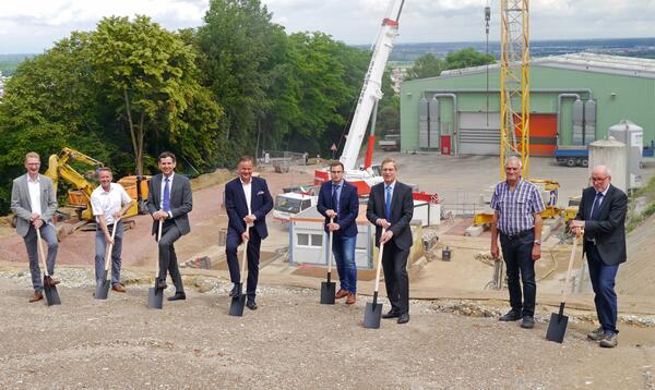 v.l.n.r.: Thomas Gedemer, Brgermeister von Herbolzheim; Pascal Weber, Brgermeister von Ringsheim; Heiner Steinberg, Wehrle-Werk AG; Frank Scherer, Landrat des Ortenaukreises; Jonas Bromer, Projektleiter ZAK; Hanno Hurth, Landrat des Landkreises Emmendi