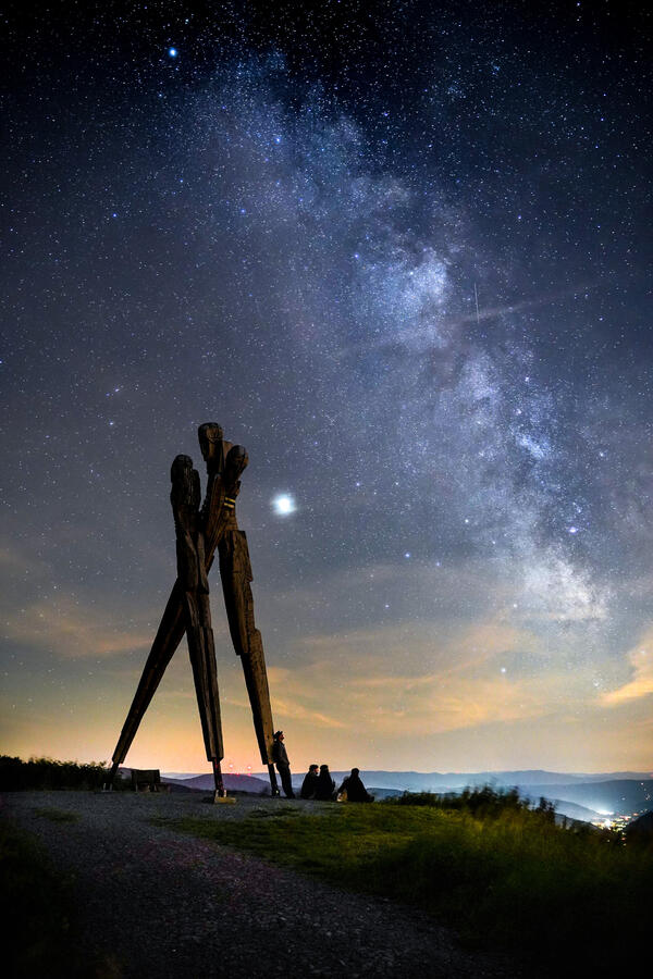 1_Schwab Lisa_Lothardenkmal am Siedigkopf_Sommernacht mit Freunden unter der Milchstrae am Lothardenkmal_Lisa Schwab