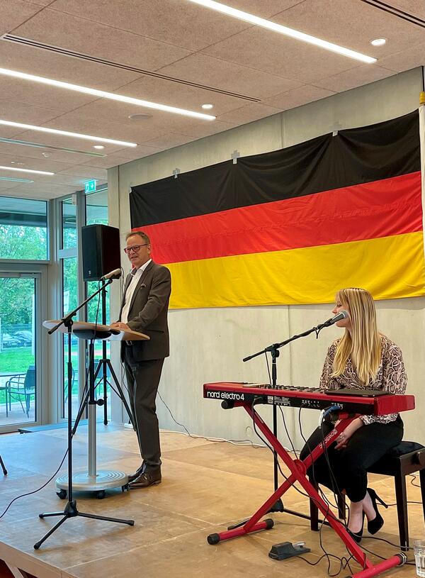 Bild 2 Landrat Scherer und Michele Mahn