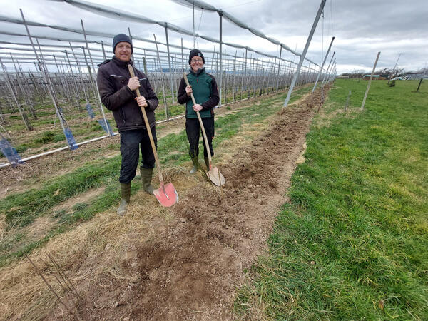 Bild 3 Biodiversitätsberatung Heckenpflanzung Andreas Riehle Stephanie Fritsch