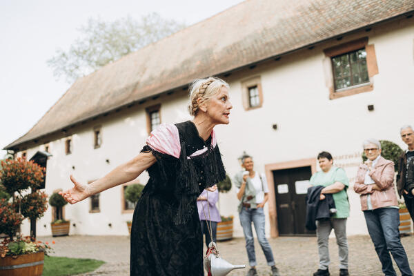 Hebamme Sophie Haslach Tour Heimat
Schauspielerin Billy Sum-Herrmannfhrt als Hebamme Sophie durch Haslach.
Schauspielerin Billy Sum-Herrmannfhrt als Hebamme Sophie durch Haslach.