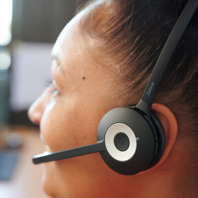 Frau mit Headset