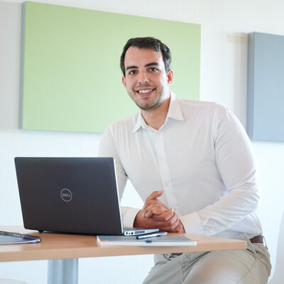 Mitarbeiter des Landratsamtes am Laptop