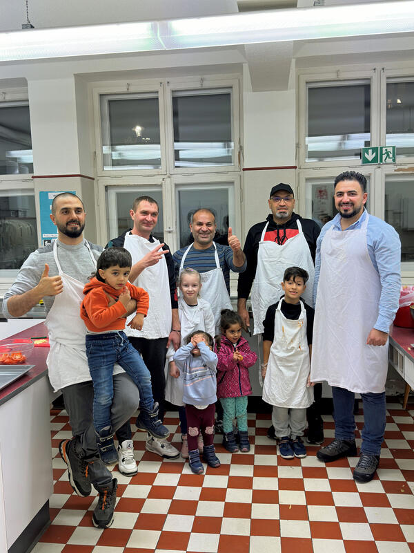 Initiator Alghabbach (rechts) gemeinsam mit den Projektteilnehmenden beim gemeinsamen Abschlusskochen.