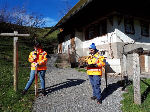 Weibliche Vermessungs-Auszubildende des Ortenaukreises bei einem Vermessungs-Projekt im Freilichtmuseum Vogtsbauernhof