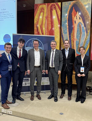Ein Gruppenbild der Teilnehmenden der Podiumsdiskussion